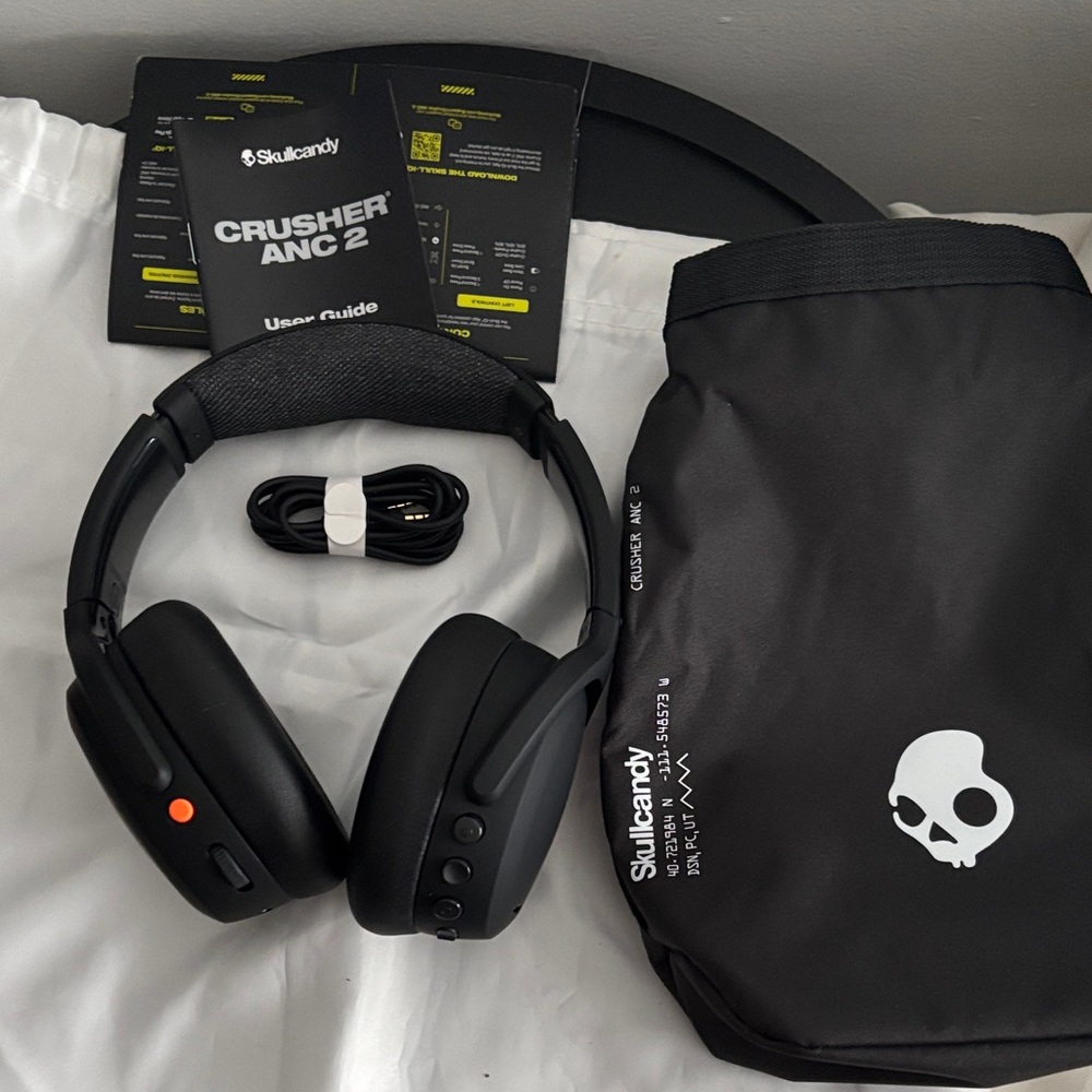 Skullcandy Black Over-Ear Headphones - Picture 2 of 3